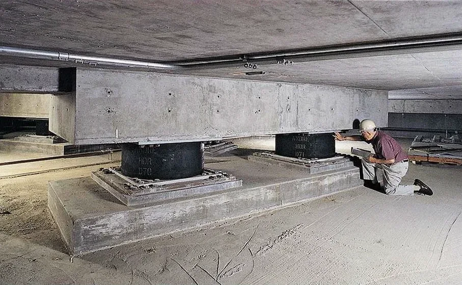 Diseño de aislación sísmica de base en Antofagasta: control de respuesta estructural en zona de subducción intensa